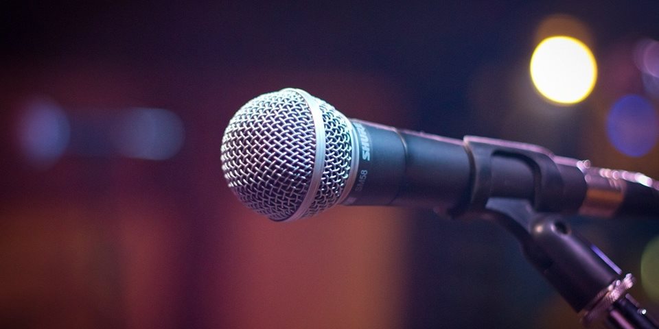 Mikrofon als Symbol für die Veranstaltung Nacht der Gedichte - Night of Poems